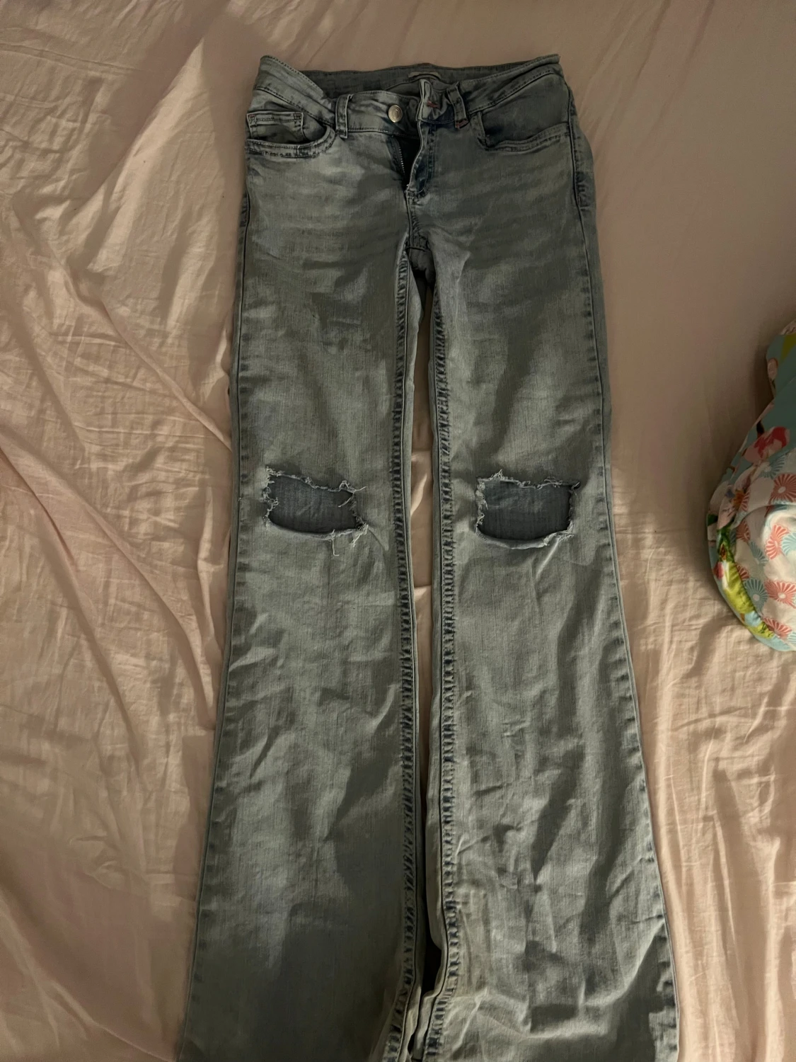 Ljusblå bootcut jeans med hål