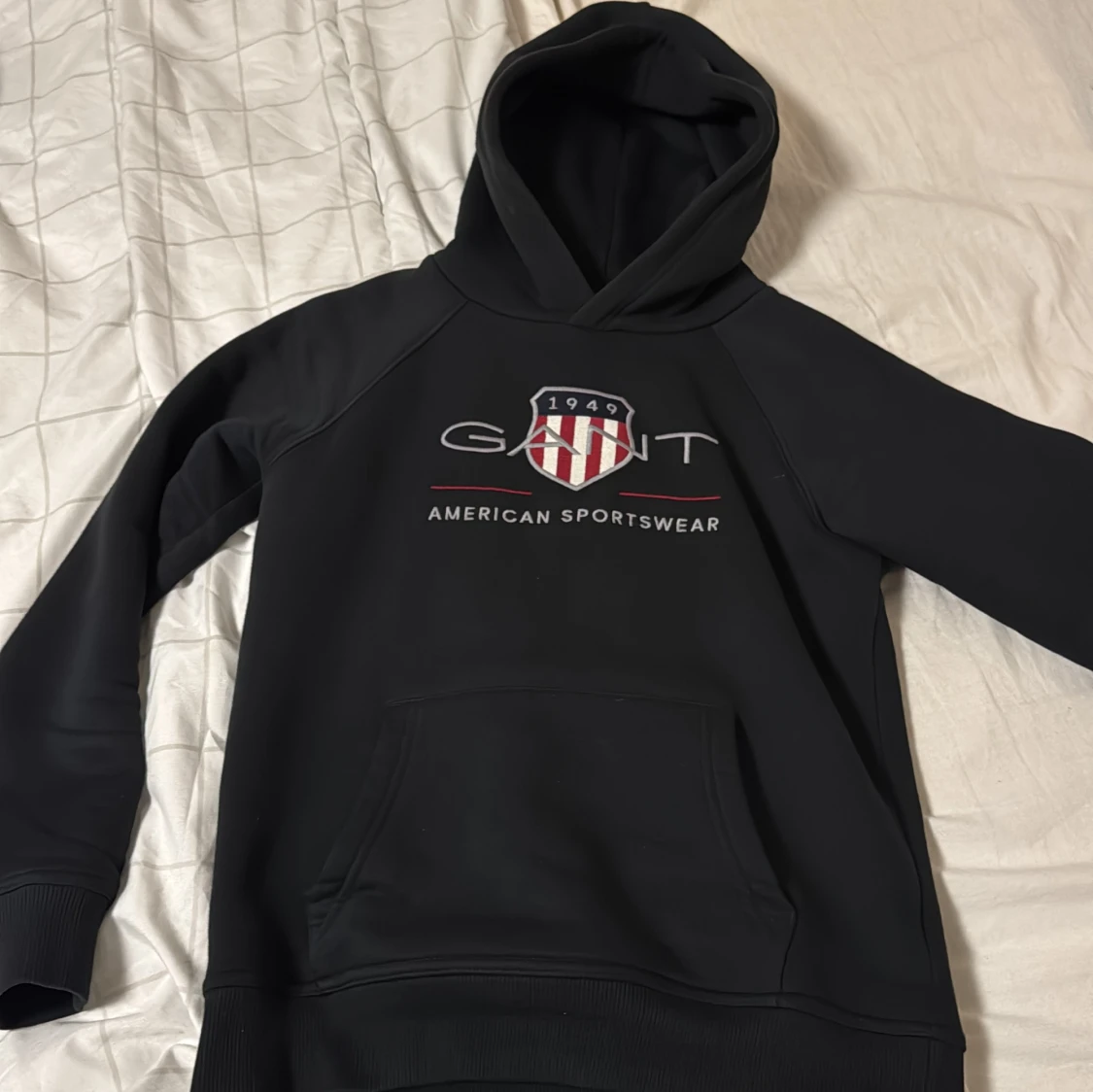 Svart hoodie från GANT med tryck