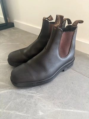 Bruna Blundstone chelsea boots strl 38 - Klassiska bruna chelsea boots från Blundstone strl 5, ska motsvara 38 men tycker de är åt det större hållet (som Blundstone brukar vara)