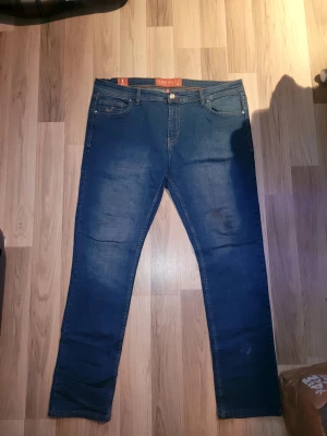Jacob Cohen jeans  - Ett par riktigt snygga Jacob Cohen jeans som jag vill bli av med, använda 5 gånger. Finns lappar och grejer till dom om man vill ha de. Storleken är 40 skulle säga typ W38 L32 ksk. Riktig schyssta och stiliga jeans enligt många, riktigt skönt stretch material på dom också så dom typ känns som mjukisbyxor nästan😩 lite smutsiga men dom tvättas såklart 