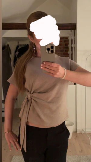 Beige topp med knyt i sidan - så snygg topp från Zara som inte säljs längre!!❣️