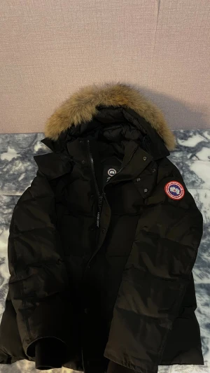 Canada goose jacka - Pris kan diskuteras! Helt ny canada goose jacka, storlek M, med påsen också. Saknar en liten knapp bara längst upp vid jackan och den märker man inte. 