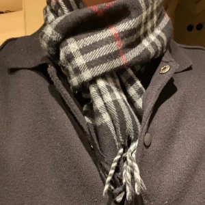 Halsduk ull herr - Fet halsduk i ull. Bra skick och kliar inte. KÖP INTE DIREKT. Skriv först. 