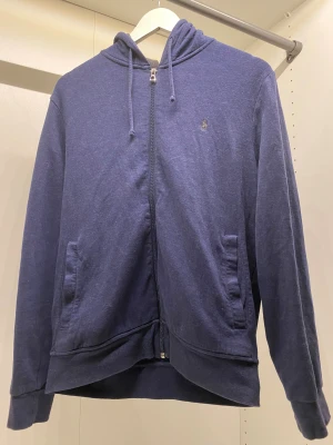 Marinblå hoodie från Polo Ralph Lauren - Marinblå hoodie från Polo Ralph Lauren.☺️ Skick 8/10👍Storlek S men sitter mer som en M! Hör av er vid fler frågor!☺️