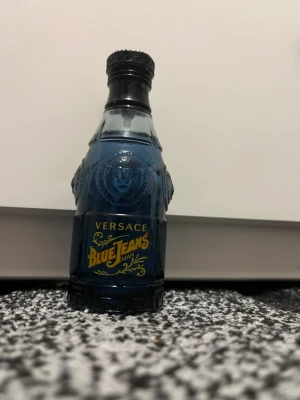 Versace Blue Jeans Man parfym - Väldigt nice parfym 73 ml kvar ungefär