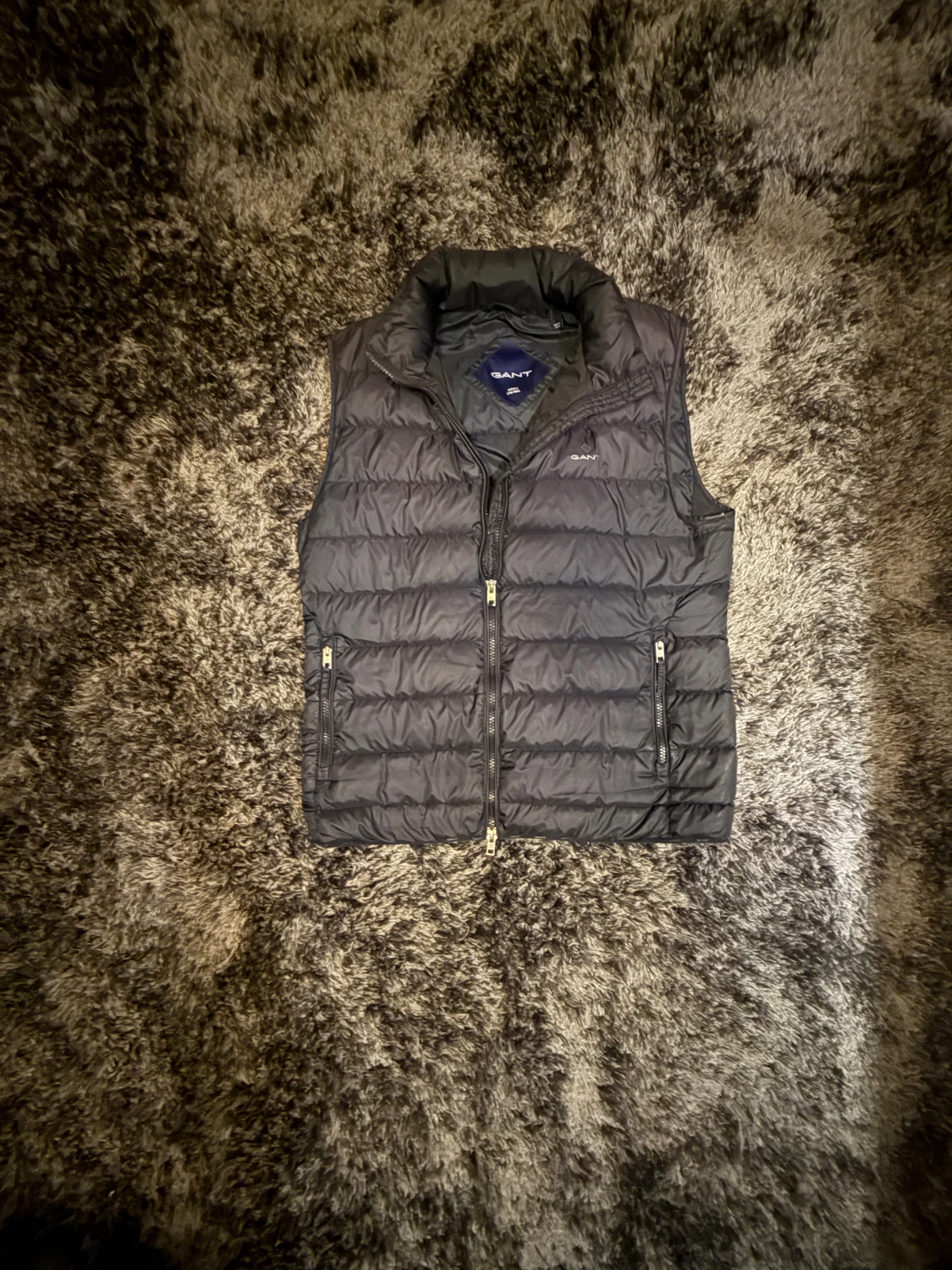 Svart dunväst från GANT, storlek S