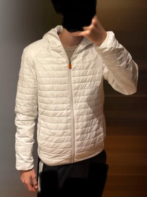 Vit pufferjacka från Save The Duck -  Vit pufferjacka från Save The Duck i storlek S men är rätt liten i storlek så passar också Xs. Jackan kan väntas ut och in så de finns två versionen. Skicket är mycket bra och jag svara gärna på era frågor 😀 