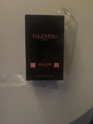 Valentino Uomo Born In Roma Intense - Stilren och originell parfym från Valentino. Det är intense varianten. Råkade köpa herr istället för dam.. men gott luktade den! Nypris 1150kr. Den är aldrig använd inte ens testad. Märkte mitt för när jag tog upp flaskan. 