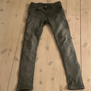 Replay jeans  - Jag säljer ett par mörk gråa Replay jeans i väldigt bra skick om du undrar något så är det bara och skriva till mig 😁