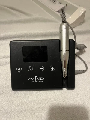 El fil från Missfancy  - Svart nagel elfil från Missfancy, andvänd nån gång men inte mycket, sälj pgr av att ja fick en ny i födelsedagspresent 💞köpt för 799kr