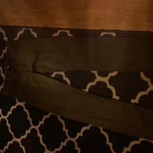 Olivgröna byxor från Sand - Snygga olivgröna byxor från märket Sand med en stilren design. Byxorna har knappar och dragkedja framtill samt praktiska fickor. Perfekta för en avslappnad men stilfull look. Aldrig använda! Inte en ända fläck eller skada. storlek W30/L32