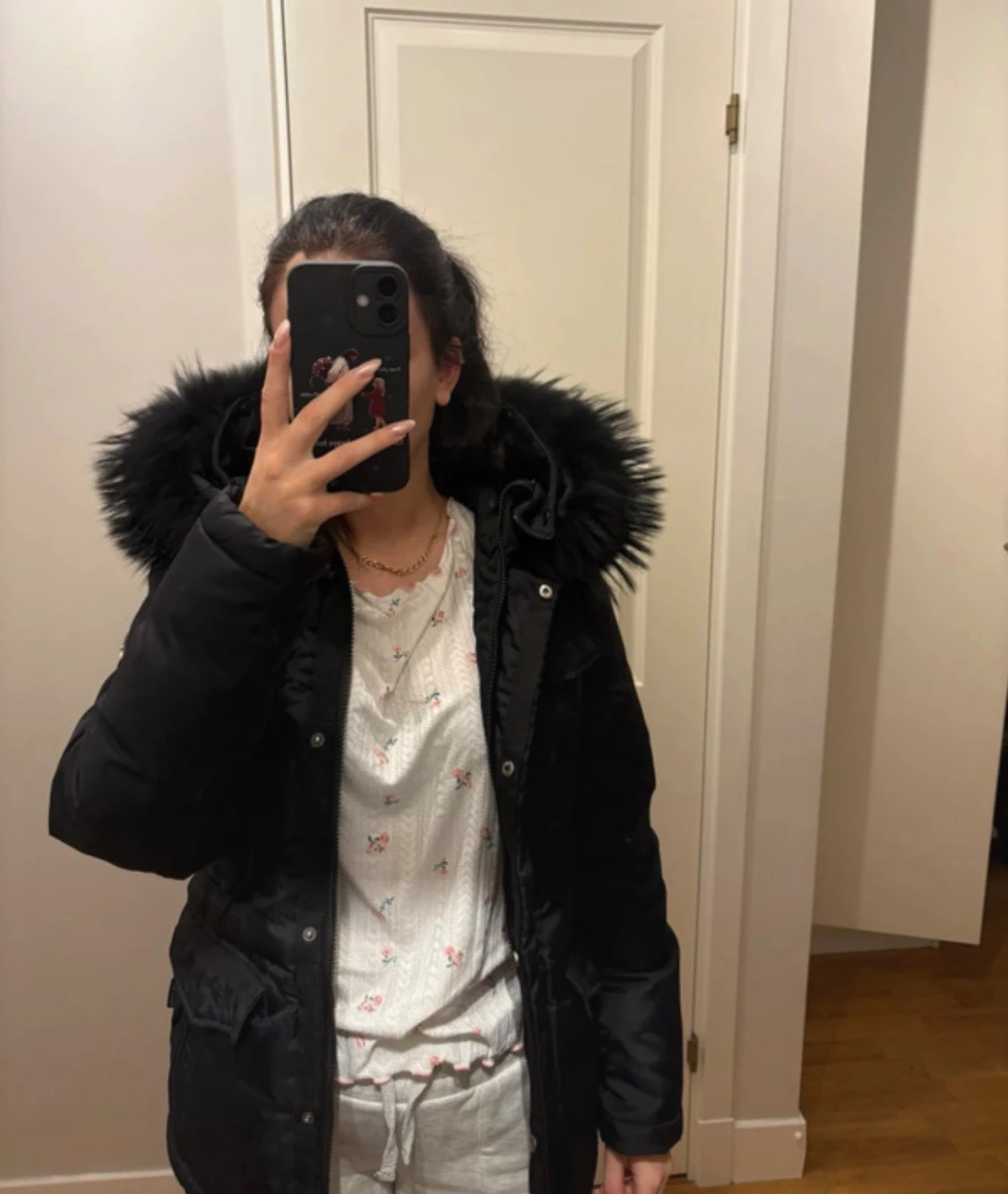 Svart pufferjacka med pälsluva - 3