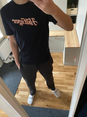 Tommy Hilfiger T-shirt, helt ny - Säljer en helt ny tommy hilfiger t-shirt med ett snyggt tryck. Tröjan är storlek S men kan passa M. Alla lappar sitter på. Bara skriva om ni undrar något.