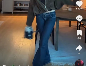 Blå bootcut jeans med låg midja - Snygga mörkblå bootcut jeans med låg midja frpn ginatricot!