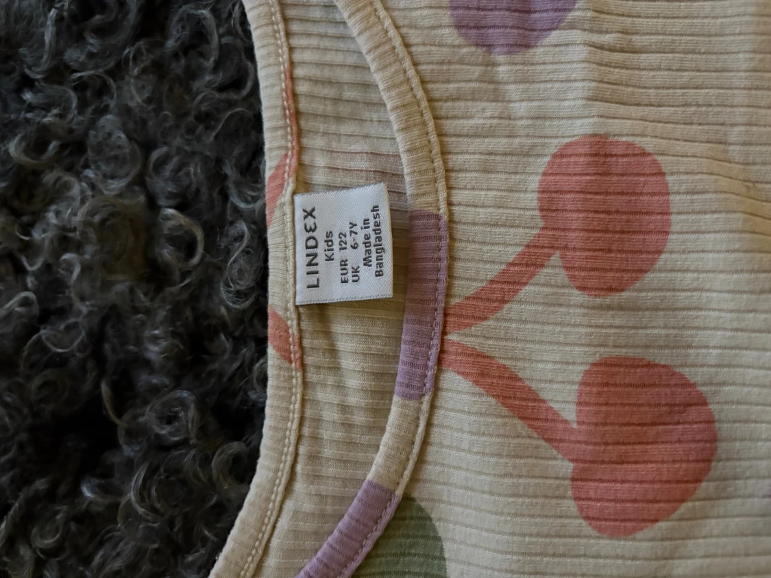 Klänning från Lindex med körsbärs print - 3