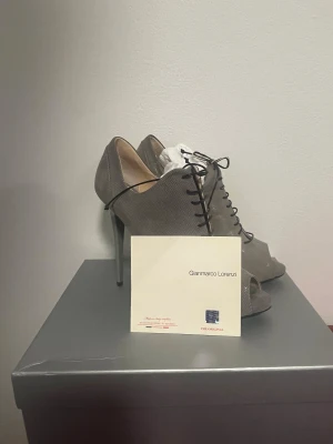 Gianmarco Lorenzi dam klackskor  - ✨ Exklusiva Gianmarco Lorenzi klackskor – i mycket fint skick! ✨ Säljer ett par eleganta och lyxiga skor från Gianmarco Lorenzi, kända för sin italienska design och höga kvalitet. Skorna är i bra skick, väl omhändertagna och redo för en ny ägare. Ett perfekt val för dig som vill ha exklusiva designerklackar till ett riktigt bra pris.  📩 Skriv gärna om du har frågor eller vill se fler bilder! Nypris ligger på runt 5000 kr