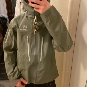 Arcteryx jacka  - Grön arcteryx jacka. Grym regnjacka! Bra vattenavvisande effekt.