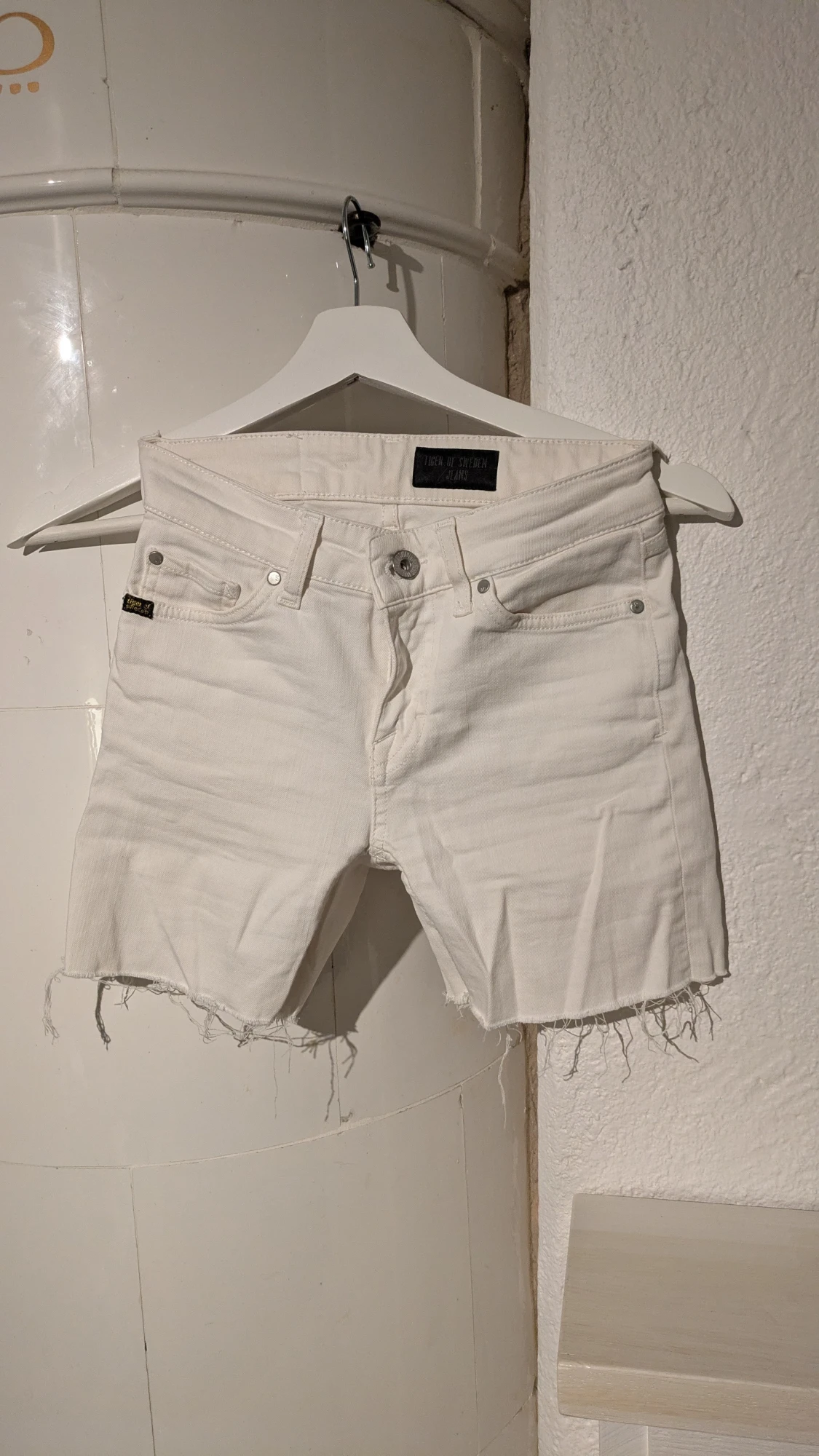 Vita jeansshorts från Tiger of Sweden