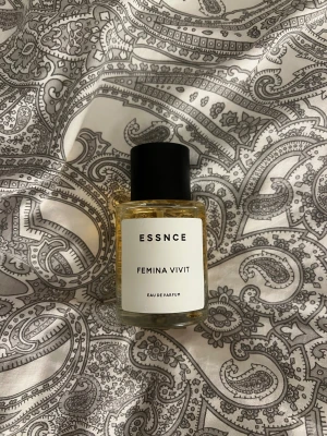 Essnce parfym - Parfym från Essnce i doften Femina Vivit. Se bilder för återstående mängd. Flaskan rengörs innan den skickas. Kika gärna in mina andra annonser och köp gärna bundle, vi kan komma överens om ett bra paketpris🥰