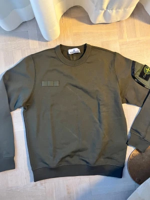 Grön Stone island pocket tröja - Tjaa, säljer denna cleana stone island tröjan i en khakifärg. Den är använd en handfull gånger och är i perfekt skick. 