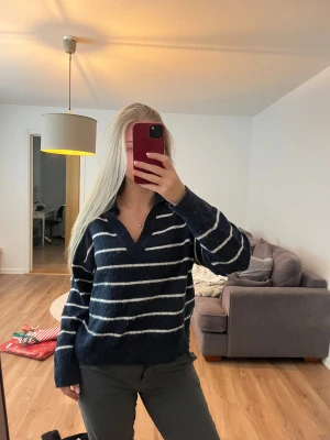 Randig stickad tröja  - Randig stickad tröja med krage, nopprig 