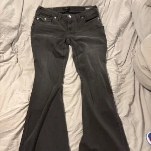 True Religion Joey Low Rise Flare Jeans - Snygga svarta jeans från True Religion i modellen Joey med låg midja och utsvängda ben. Säljer dem då de var lite stora och långa på mig, aldrig använda utan endast testade. Kan sänka pris vid snabb affär! Skriv vid funderingar💓