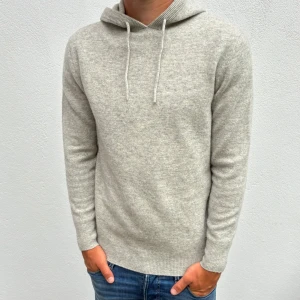 Kashmir/Merino hoodie - Ljusgrå Kashmir/Merino hoodie | Storlek S | Modellen är 177cm lång | Endast testad, därför nyskick utan defekter | Hör av dig vid frågor🌟
