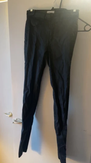 Svarta skinny jeans från ONLY XS - Säljer ett par svarta skinny jeans från ONLY i storlek XS/32. De har klassisk femficksdesign, smal passform och normal midja. Materialet är stretchigt och bekvämt, perfekt för dig som gillar en tajt look. Snygga att matcha med sneakers eller boots.