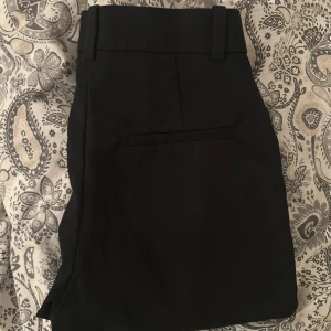 Kostymbyxor  - Svarta kostymbyxor med fickor framtill, snygga i vardagen som uppklätt. 🌸