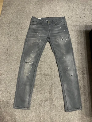 Dondup Jeans - Säljer ett par Dondup George. Jeansen är riktigt bra skick. Storlek W28, men skicka privat så kan jag lösa mått. (Passar runt 170-175) modellen är 177.Tveka inte att skriva vid minsta lilla fundering.