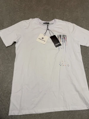 Amiri T-shirt - Tja! Säljer denna stilrena Amiri T-shirten ! Storlek S / Skick 10/10 Nästan helt ny! Priset är ej hugget i sten, tveka inte att kontakta vid frågor eller funderingar!