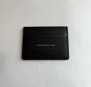 Tommy Hilfiger Korthållare / plånbok - Tommy Hilfiger korthållare. Bara legat i lådan. Köptes för 699:-.