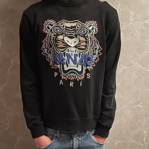 Kenzo sweatshirt  - Säljer en svart Kenzo sweatshirt i storlek M. Sparsamt använd och i ett mycket fint skick. Nypris: ca 2000kr 