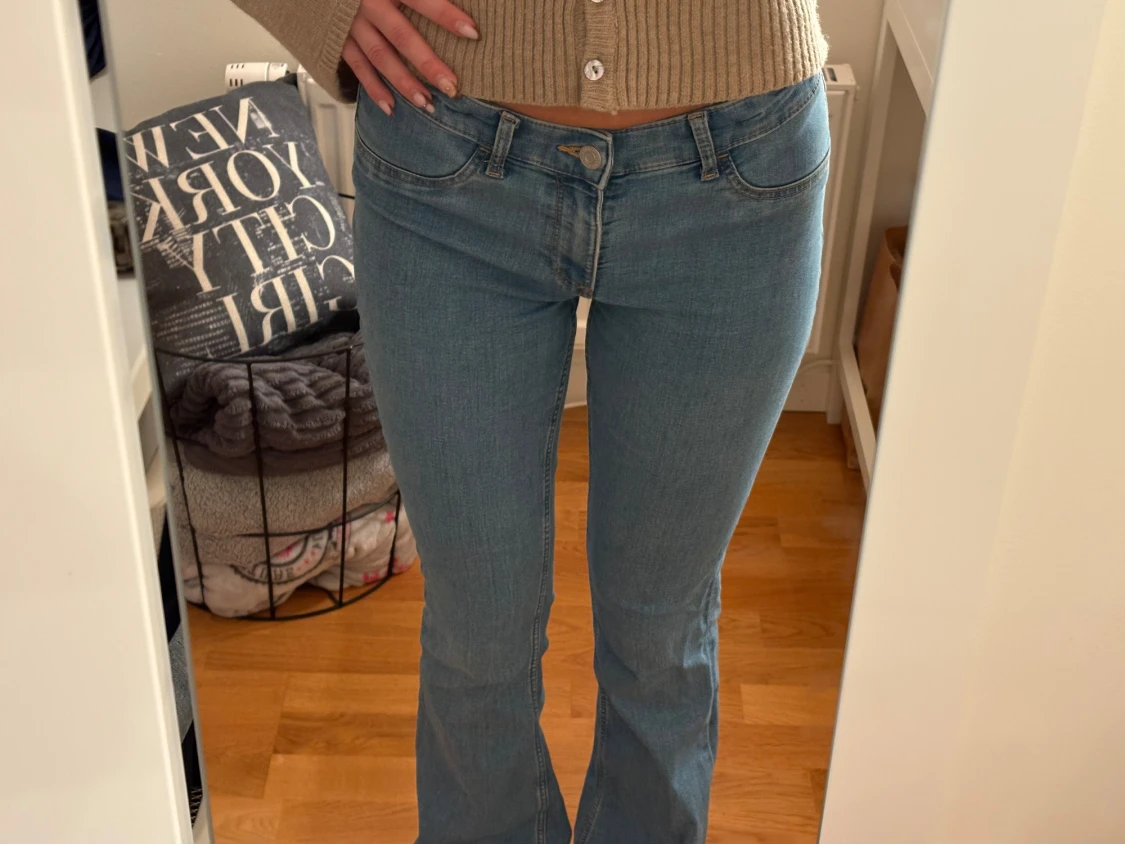 Bootcut ljusblå jeansbyxor - 2