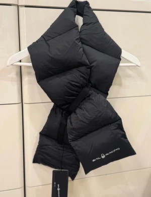 Svart puffad dun halsduk från Sail Racing - Oanvänd 