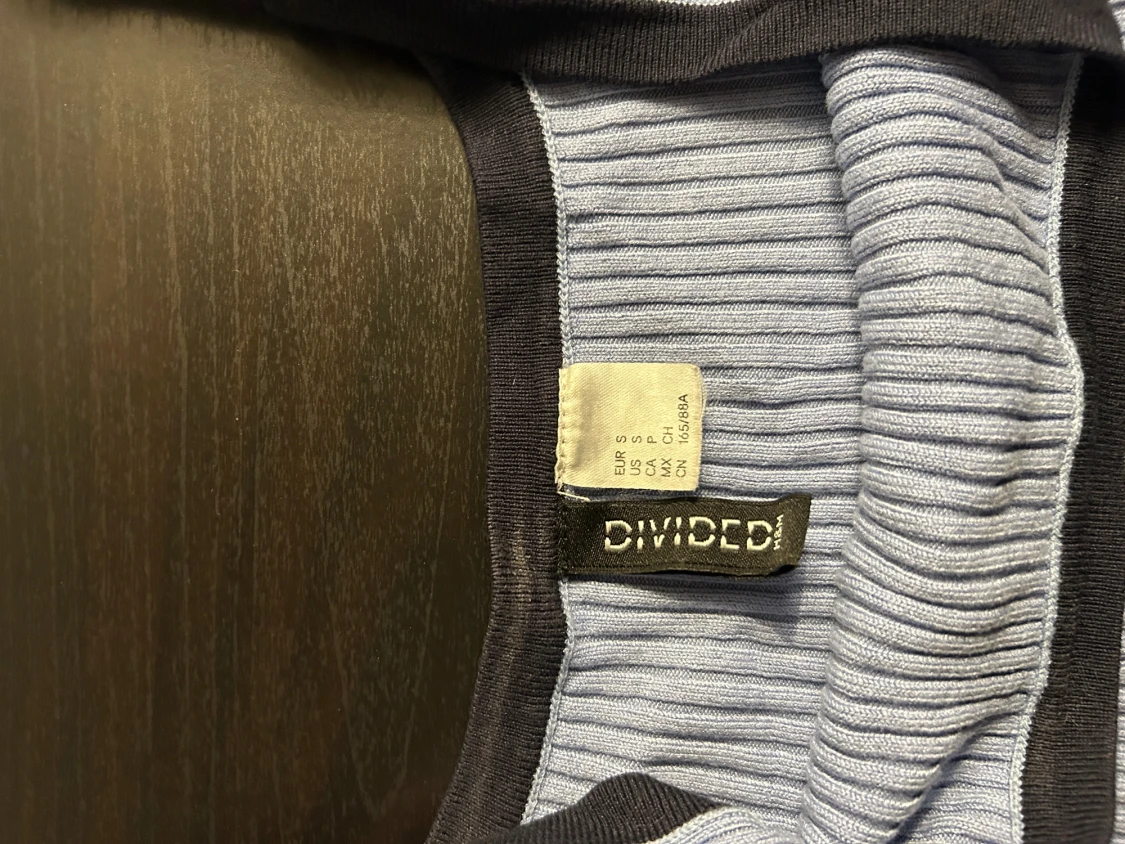 Ribbad ljusblå linnetopp från Divided - 1