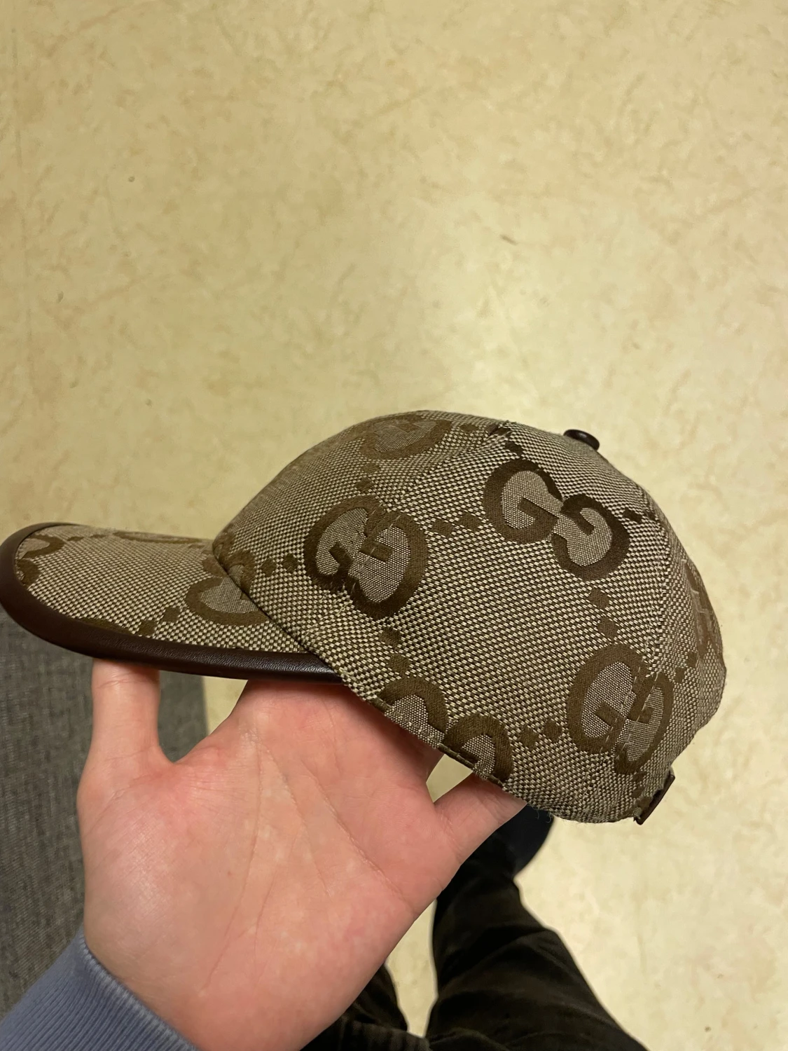 beige jumbo keps med monogram - 2