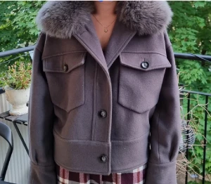 Grå meotine jacka - Såå snygg grå meotine Charlie jacka i storlek S/M. Säljer då den inte kommer till användning. Lånade bilder men kan självklart skicka egna om de önskas🩷🩷