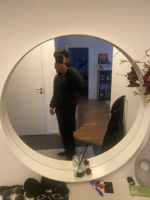 The North Face jacka - Hej, säljer en svart jacka från The North Face med den klassisla logga på bröstet. Jackan är i gott skick och är riktigt varm och skön, perfekt för kalla dagar. Pris kan diskuteras. ⛄️❄️