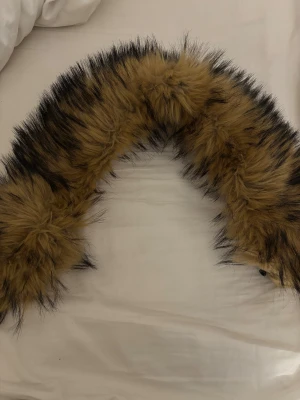 Rockanblue päls - Säljer en päls från en Rockanblue jacka. Den är ungefär 75cm lång dock är den inte äkta. Kontakta gärna ifall du har några frågor 😊