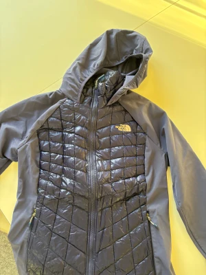Blå jacka från The North Face - The north face jacka dam, så snygg och helt nytt skick!😊 Äkta men pris kan diskuteras❤️Den är lite figursydd 