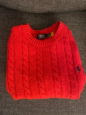 Röd polo stickad tröja  - En mycket fin röd polo tröja som inte används längre, har endast använts ett par fåtal gånger och är som sprillans ny