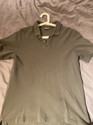 EAST WEST - Säljer en fin pike från brothers egna märke. Den är i storlek M. Den är grön och i mycket bra skick. Köpte den från vinted och är aldrig använd.