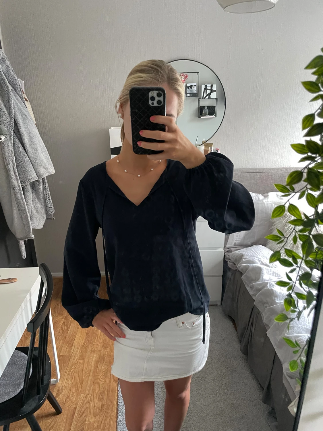 Mörkblå blus med v-ringning - 4