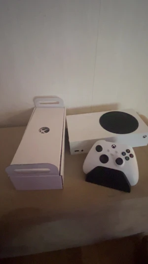 Xbox Series S - Xbox Series S i fint skick med original handkontroll och förpackning. Konsolen är kompakt och kraftfull, perfekt för digital gaming i upp till 120 FPS. Inga synliga repor eller skador, fungerar utmärkt. Perfekt för dig som vill ha en modern spelupplevelse till ett bra pris.