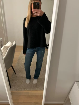 Levi's 501 blå jeans straight fit - Säljer ett par klassiska Levi's 501 jeans i blå tvätt med raka ben och normal passform. Nästintill aldrig använda. Resår bandet i midjan på ena sidan har gått sönder (går att laga) och är inget som påverkar byxan. (se sista bilden) 