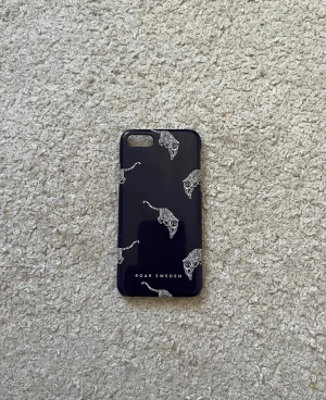 Leopard mobilskal - Leopard mobilskal i mörkblått från ROAR SWEDEN för IPhone 8. Pris kan diskuteras🥰.