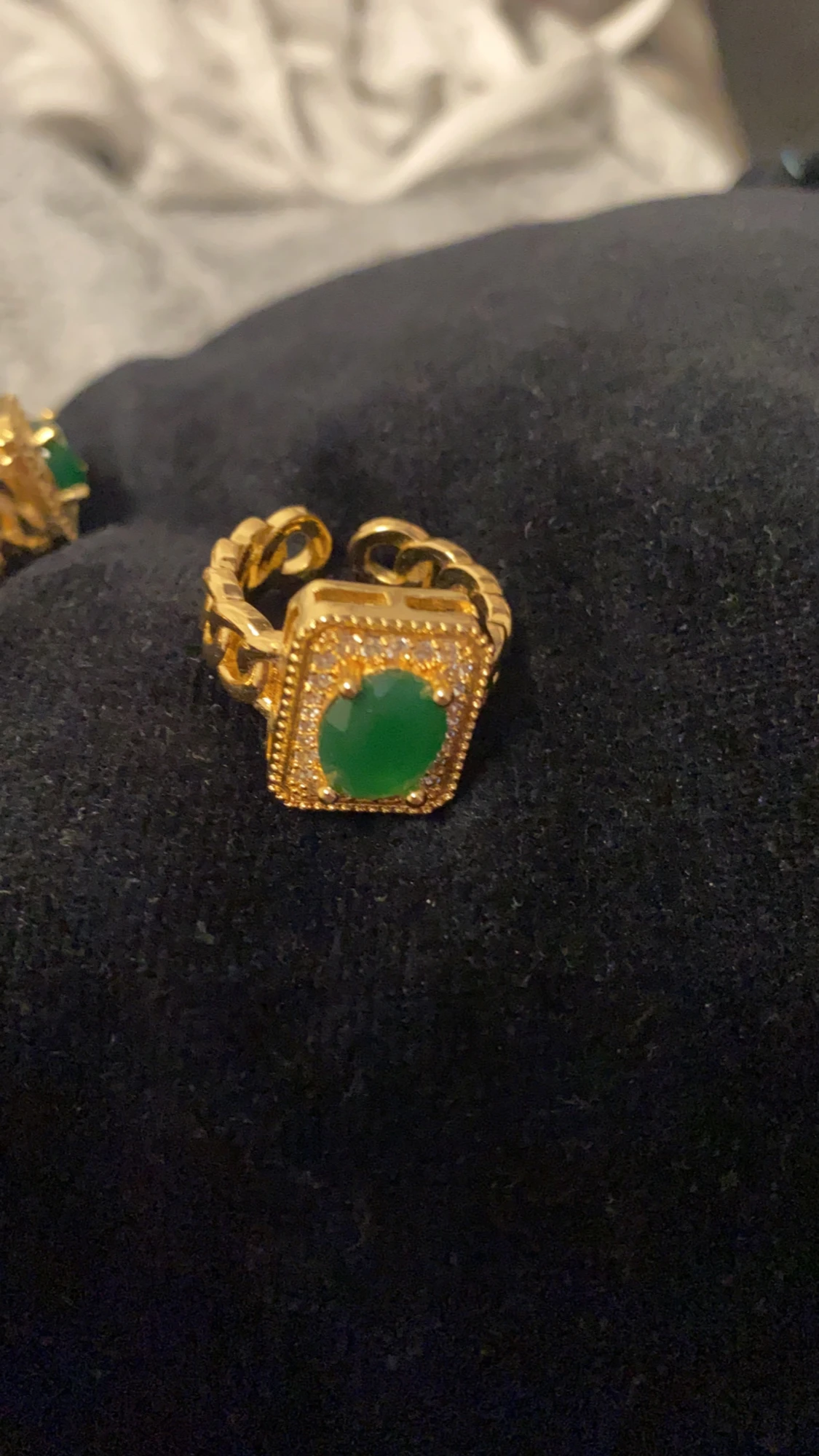 Guldigt armband och ring med gröna stenar - 2