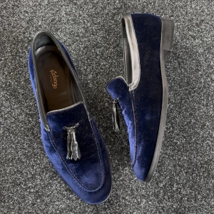 Arfango sammet tassel loafers  - Extremt fina och sällsynta loafers från det italienska märket Arfango i nästan nyskick. Använda endast en gång. Riktigt fina med ett nypris på 9300kr. Skorna är i sammet (velvet) med två tofsar framtil på varje sko. Väldigt elegant sko som funkar både till kostym men även som lite finare vardagsko. Storlek 7,5 men enligt mig är dom storlek 43. 