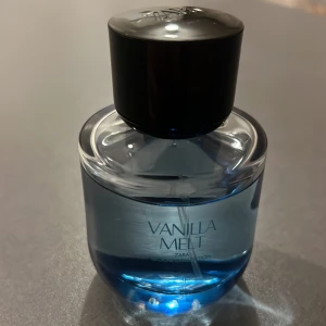 Zara Vanilla Melt parfym - Vanilla Melt från Zara Bloom Collection. Snygg flaska med blått innehåll, perfekt för dig som vill ha något unikt i din samling. Passar dig som gillar trendiga och moderna dofter.
